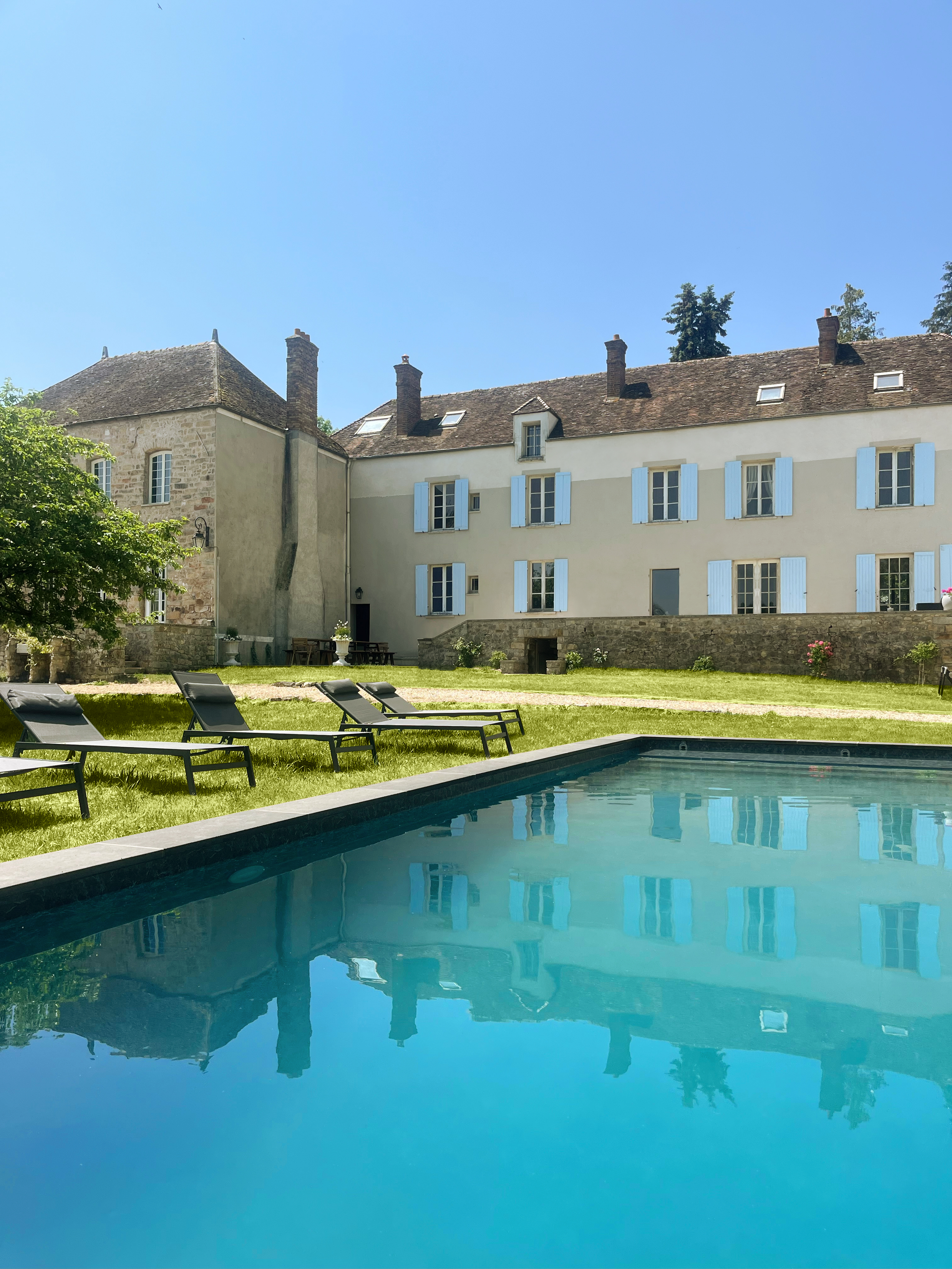 Photo de l'éxterieur de la maison Nelson avec sa piscine