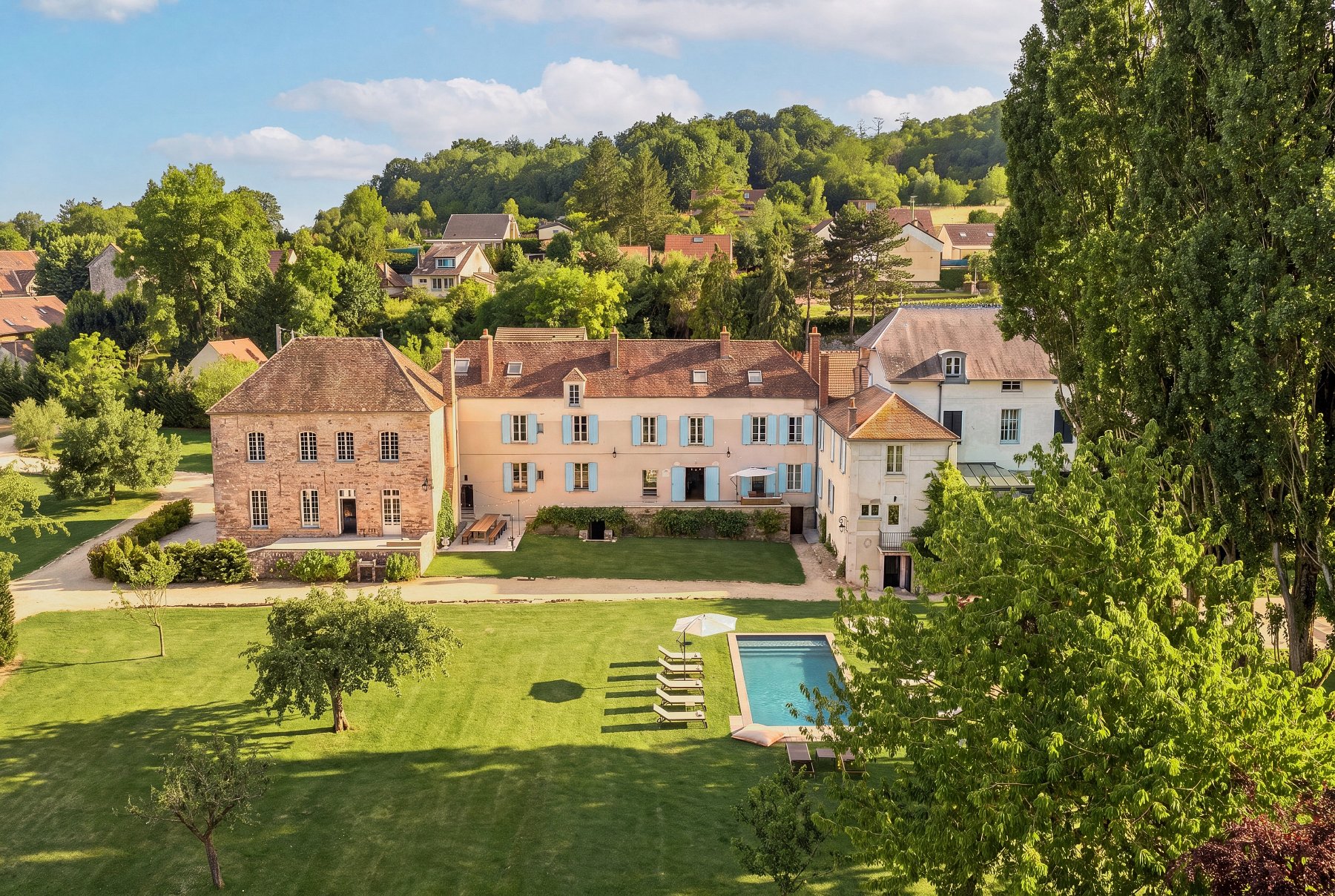 Vue aérienne de la Maison Nelson, de son parc et de sa piscine